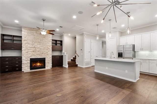 kitchen featuring crown molding, a sink, and stainless steel fridge with ice dispenser