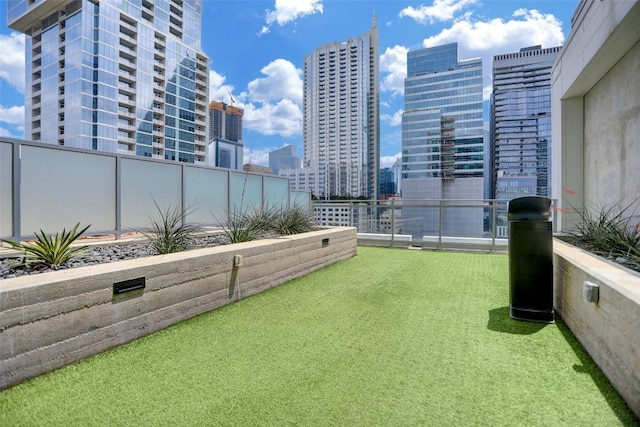view of yard featuring a city view
