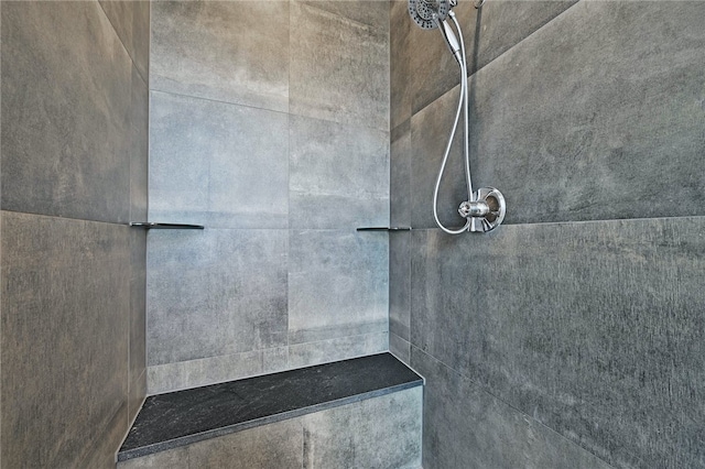 bathroom featuring a tile shower