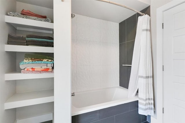 bathroom featuring tiled shower / bath