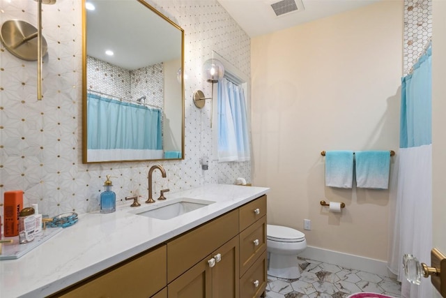 4203 Balcones Dr, Austin, TX 78731 - full bathroom with vanity, toilet, a shower with curtain, baseboards, and recessed lighting