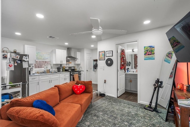 living room with visible vents, baseboards, dark wood-type flooring, recessed lighting, and a ceiling fan