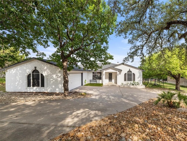 view of front facade with a garage and driveway