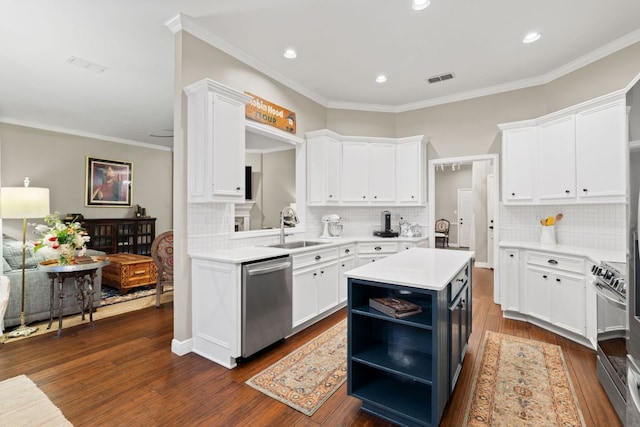 109 Lost Spur, Horseshoe Bay, TX 78657 - kitchen with appliances with stainless steel finishes, a sink, light countertops, a center island, and white cabinetry
