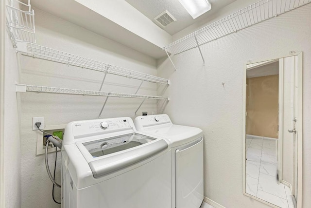 laundry room featuring laundry area, washer and clothes dryer, baseboards, and visible vents