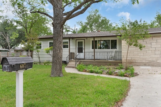 607 Gilmore St, Taylor, TX 76574 - ranch-style home featuring covered porch, a shingled roof, and a front yard