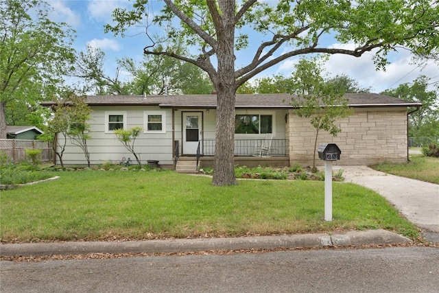607 Gilmore St, Taylor, TX 76574 - ranch-style house featuring a front lawn, fence, and covered porch