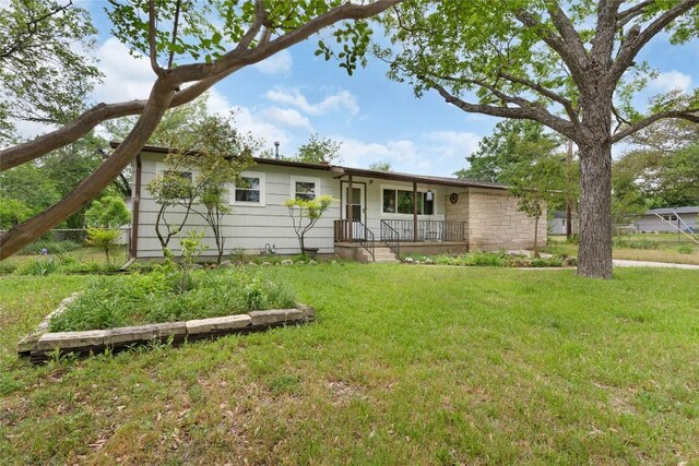 607 Gilmore St, Taylor, TX 76574 - ranch-style home featuring fence and a front yard
