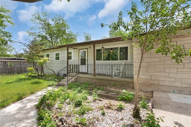607 Gilmore St, Taylor, TX 76574 - single story home featuring fence, covered porch, and a front yard