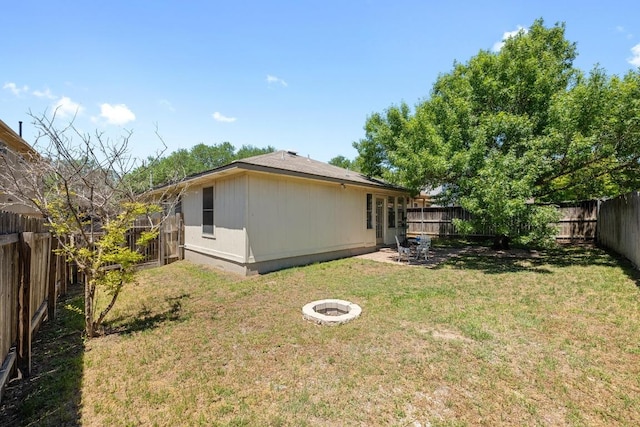 view of yard featuring a fenced backyard and an outdoor fire pit