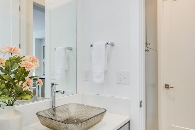 bathroom featuring a sink
