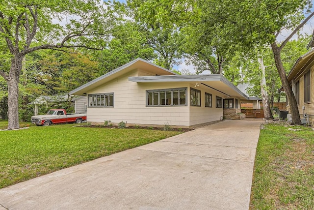 view of front facade with driveway and a front lawn