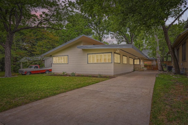 view of front of property featuring driveway and a front lawn