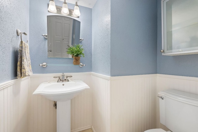 8011 Tantara Ct, Austin, TX 78729 - half bath featuring wainscoting and toilet