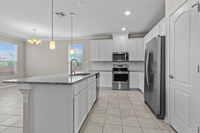 kitchen featuring appliances with stainless steel finishes, an inviting chandelier, a sink, backsplash, and visible vents
