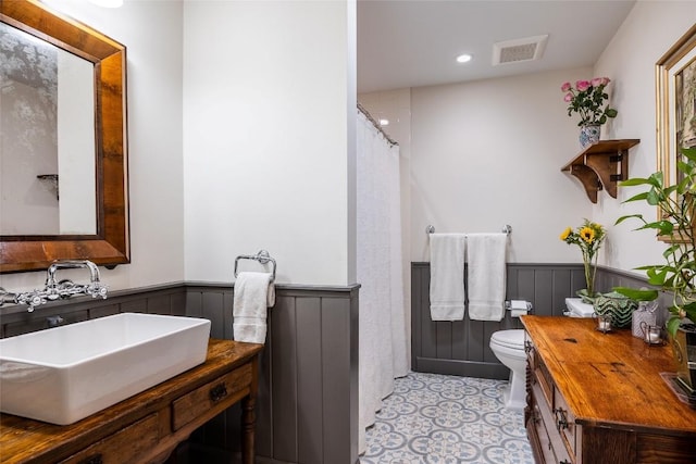 4801 Balcones Dr, Austin, TX 78731 - bathroom featuring toilet, wainscoting, vanity, a shower with shower curtain, and recessed lighting
