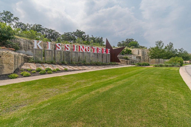 community / neighborhood sign featuring a lawn
