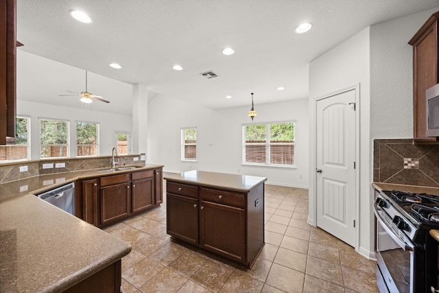 kitchen with visible vents, decorative backsplash, recessed lighting, a sink, and stainless steel appliances