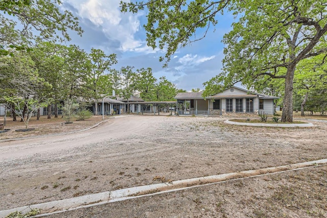 ranch-style home featuring dirt driveway