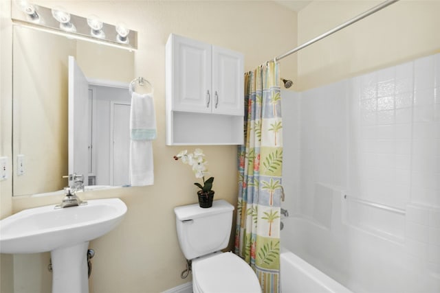 508 Texas Dr, Georgetown, TX 78633 - full bathroom featuring toilet, baseboards, a sink, and shower / bath combo