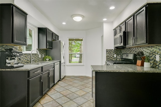 4015 Alexandria Dr, Austin, TX 78749 - kitchen featuring appliances with stainless steel finishes, a sink, tasteful backsplash, baseboards, and recessed lighting