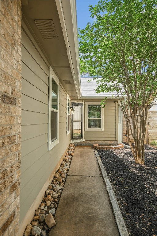 4015 Alexandria Dr, Austin, TX 78749 - view of exterior entry