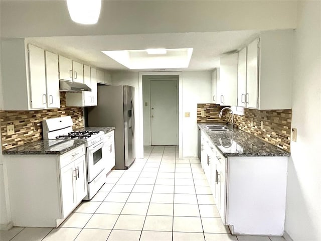 10810 Calcite Trl, Austin, TX 78750 - kitchen with a sink, under cabinet range hood, backsplash, and white range with gas stovetop