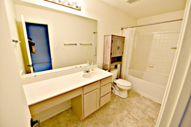 1411 Baffin Cv, Round Rock, TX 78664 - full bathroom with a textured ceiling, visible vents, shower / tub combo, vanity, and toilet