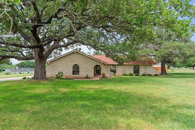 single story home with a front lawn