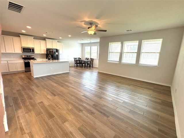 kitchen featuring stainless steel appliances, a ceiling fan, visible vents, and recessed lighting