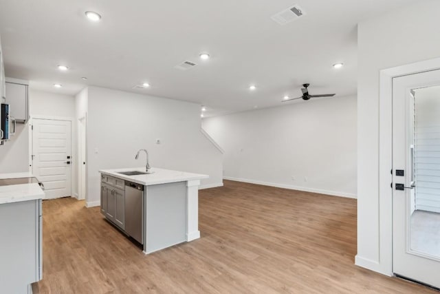 kitchen with ceiling fan, a sink, dishwasher, gray cabinets, and light wood-style flooring