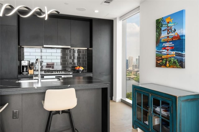 44 E Ave Unit 2907, Austin, TX 78701 - bar featuring a sink, backsplash, visible vents, decorative light fixtures, and recessed lighting
