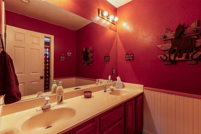 511 Shadywood Ln, Dripping Springs, TX 78620 - full bath with double vanity and a wainscoted wall