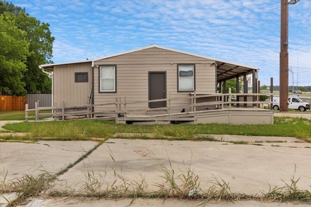 1002 College St, Bastrop, TX 78602 - view of front of property featuring fence
