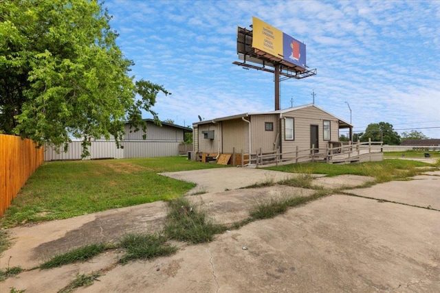 1002 College St, Bastrop, TX 78602 - view of front facade featuring a front lawn and fence