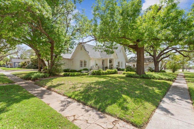 view of front facade featuring a front yard