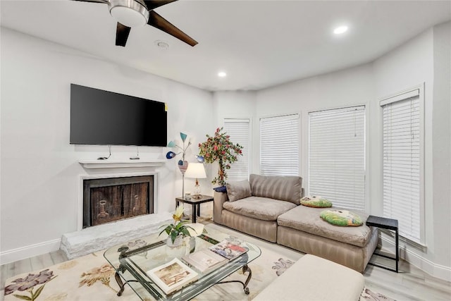 living area with ceiling fan, baseboards, and recessed lighting