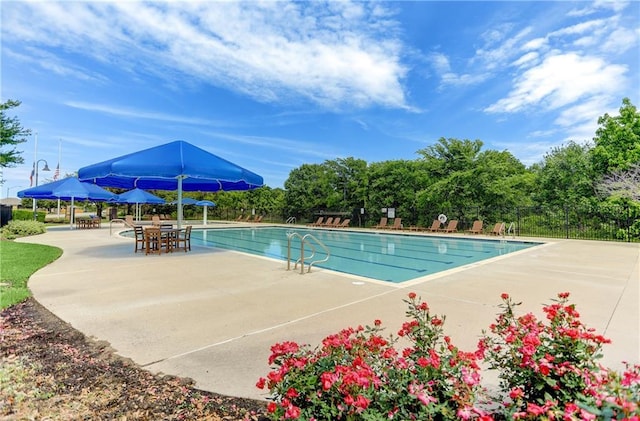 310 Garcitas Creek Ln, Hutto, TX 78634 - community pool with a patio
