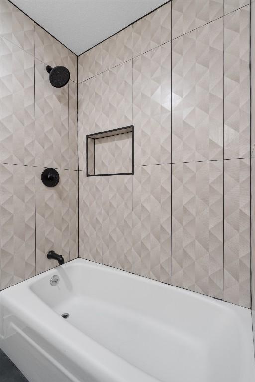 bathroom with tub / shower combination