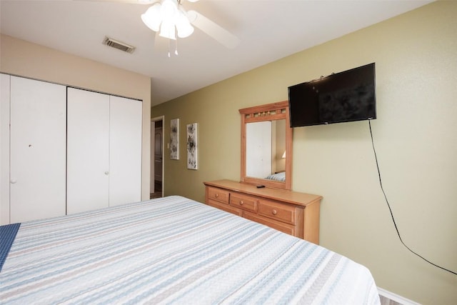 bedroom with ceiling fan, a closet, and visible vents