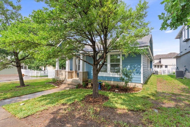 view of front of house featuring fence and a front yard