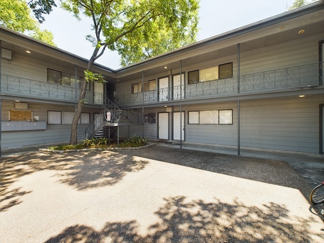 803 W 28th St Unit 105, Austin, TX 78705 - view of building exterior with stairway