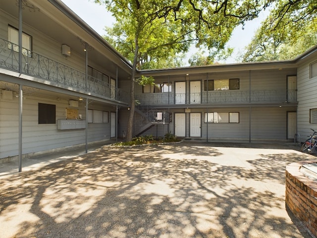 803 W 28th St Unit 105, Austin, TX 78705 - exterior space featuring stairway