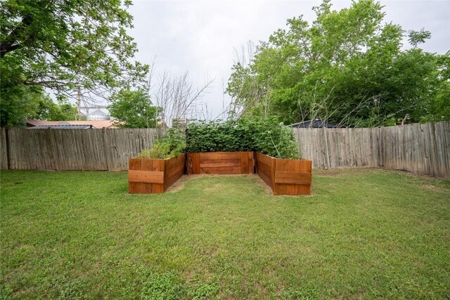 103 S Cornelius St, Thorndale, TX 76577 - view of yard