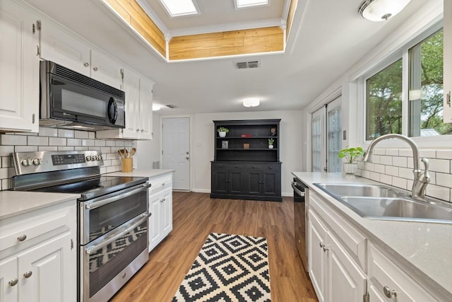 105 S Rainbow Bridge Dr, Cedar Park, TX 78613 - kitchen with appliances with stainless steel finishes, light countertops, light wood finished floors, decorative backsplash, and white cabinets