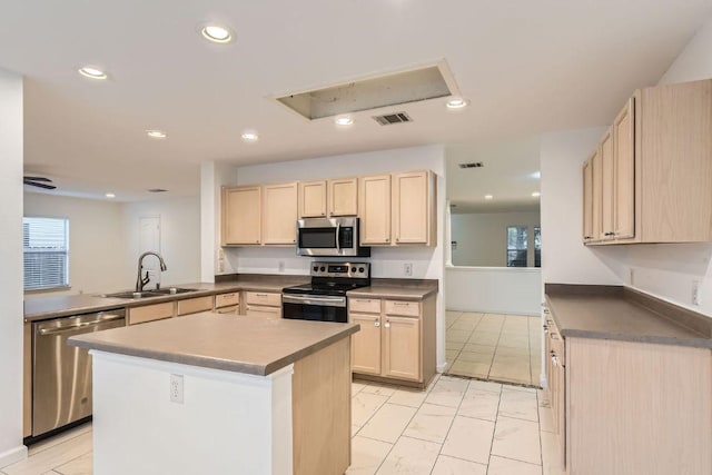 1171 Southern Pl, Round Rock, TX 78665 - kitchen featuring a sink, light brown cabinetry, stainless steel appliances, visible vents, and recessed lighting