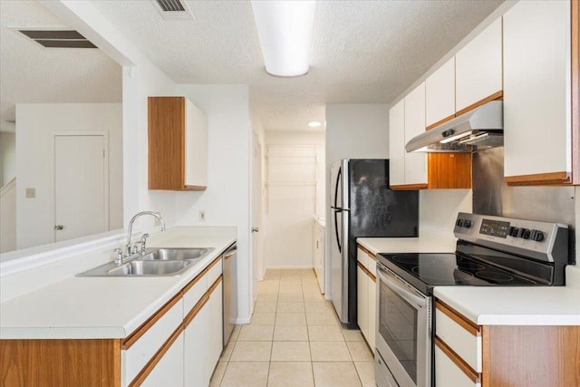 1015 E Yager Ln Unit 157, Austin, TX 78753 - kitchen with appliances with stainless steel finishes, under cabinet range hood, a sink, a textured ceiling, and light countertops