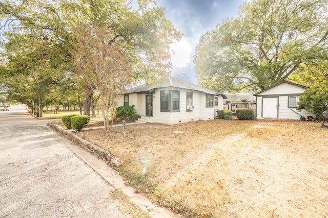 1226 Saint Matthew St, Gonzales, TX 78629 - single story home featuring an outdoor structure, a shed, and crawl space