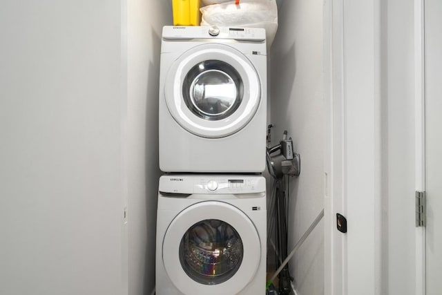 400 E 30th St Unit 200, Austin, TX 78705 - washroom featuring stacked washer / dryer