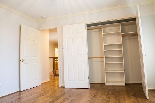8660 Cedar Hill Rd, Brenham, TX 77833 - unfurnished bedroom with wood finished floors, a closet, and crown molding